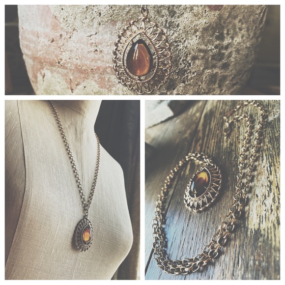 Vintage Jewelry - Sara Coventry Two Piece Pendant & Chain